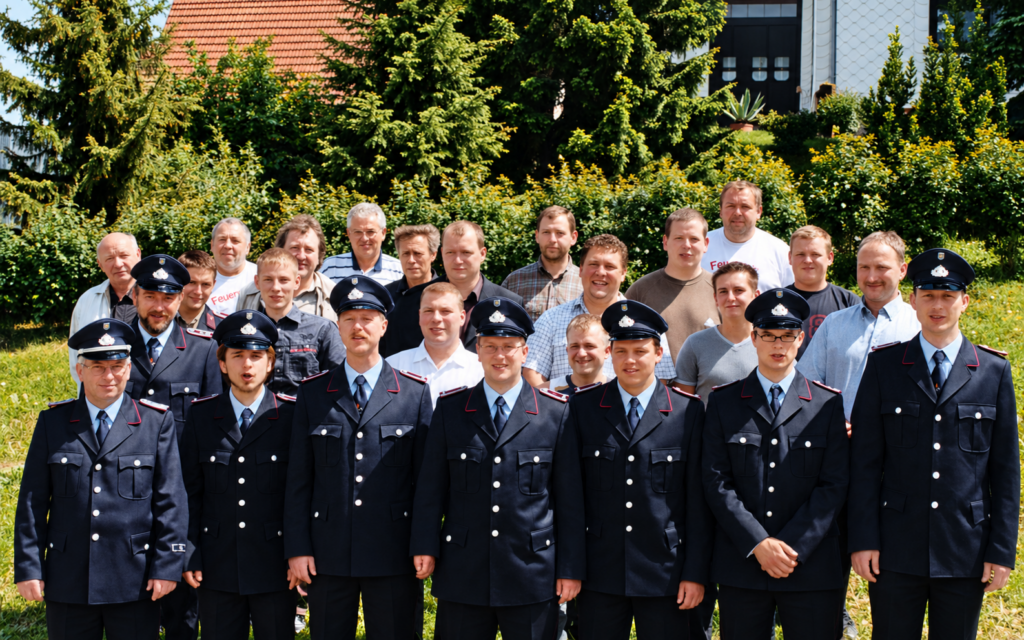 Gruppenfoto der Mitglieder der Freiwilligen Feuerwehr Hausen im Freien